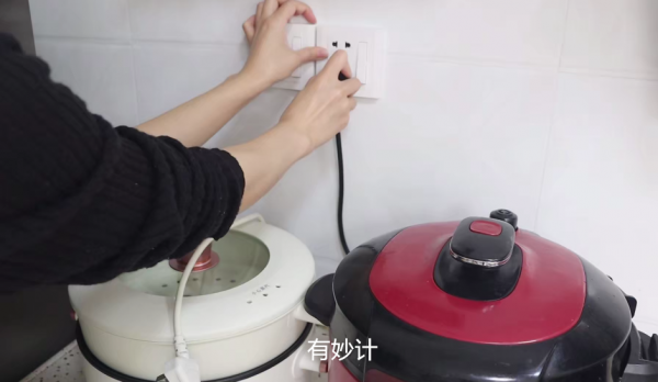 為什麼廚房插座嚴禁同時插2個插頭?原來存在隱患,看完漲知識 為什麼廚房插座嚴禁同時插2個插頭?原來存在隱患,看完漲知識