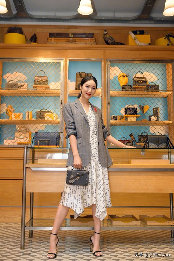 王祖藍一家6口為女慶生！老婆穿牛仔褲最高，祖孫三共用一個鼻子