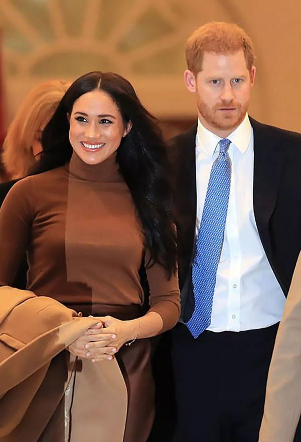 梅根有多不拘小節？冬天穿毛衣汗打溼腋下，和英女王出訪蹺二郎腿