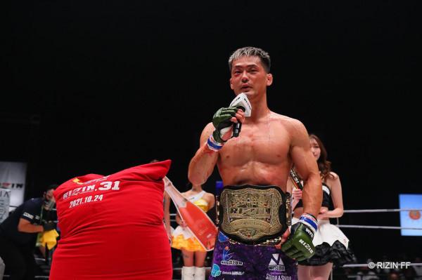 牛久絢太郎TKO齋藤裕奪得RIZIN羽量級冠軍金腰帶