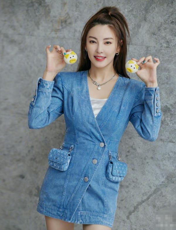 網友歡樂谷偶遇張雨綺，與小孩互動超溫柔，生圖奶油肌零瑕疵