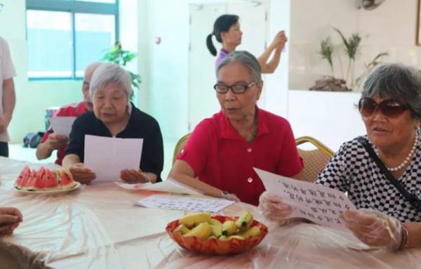 竹金仁寧可獨自面對孤獨的生活，不願讓保姆走進自己的內心世界