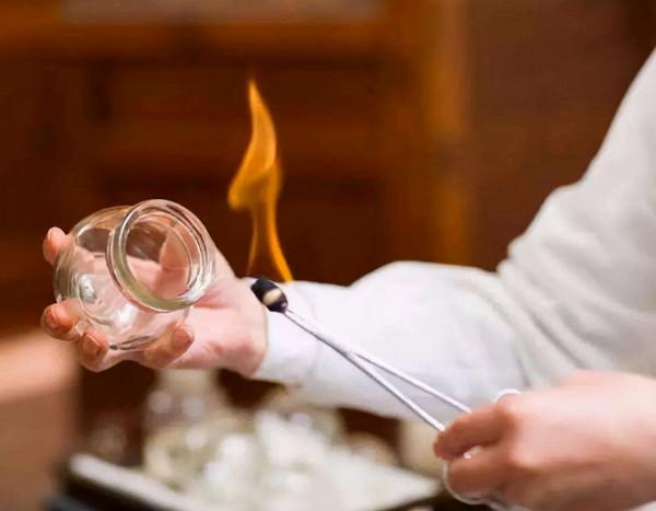 拔火罐時，後背吸出的瘀血，是排出的毒素嗎？聽聽醫生怎麼說