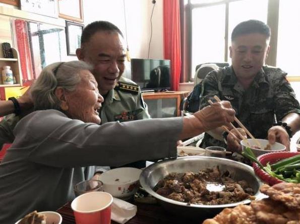 “四個人，一條腿，三雙眼睛”的一等功臣，集體看望94歲烈士媽媽