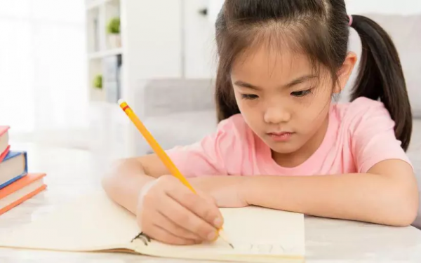 孩子：我用左手不行嗎？為什麼要糾正我？