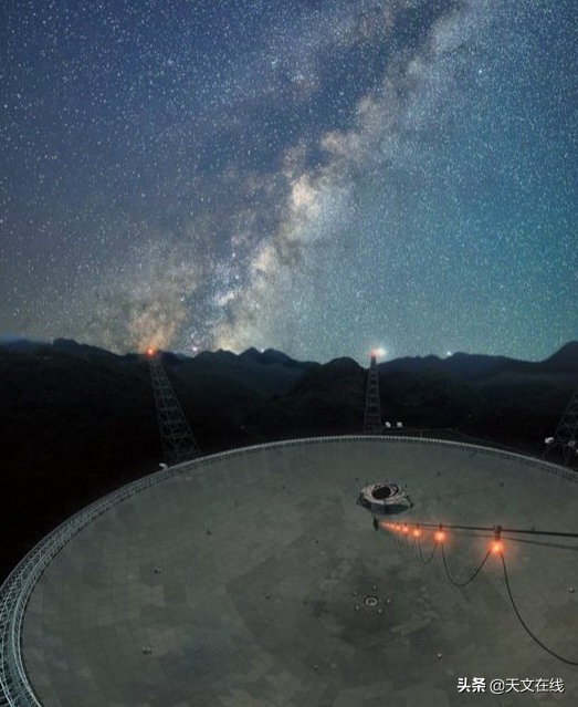 奇怪！黑洞進食跡象消失了！也許是因為一顆恆星打斷了這場盛宴