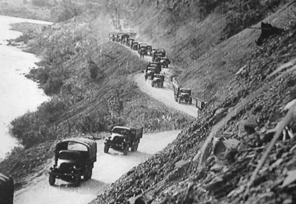 他駕駛冒火卡車引開轟炸機，冒充司機一槍未發，智擒30個俘虜