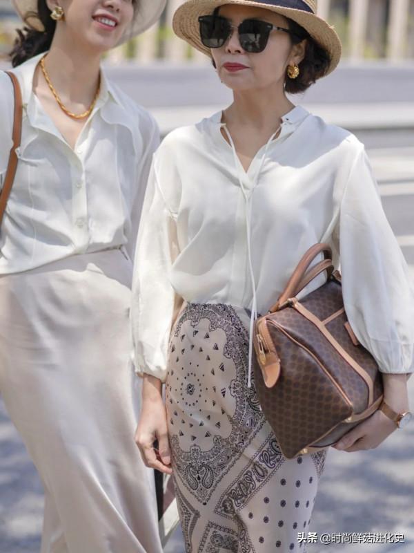 今秋流行一種新外套，叫“醋酸外套”，時髦顯瘦，五六十歲穿好美