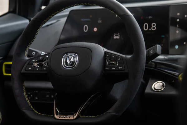 一年就升級，賽道檢驗2022款UNI-T