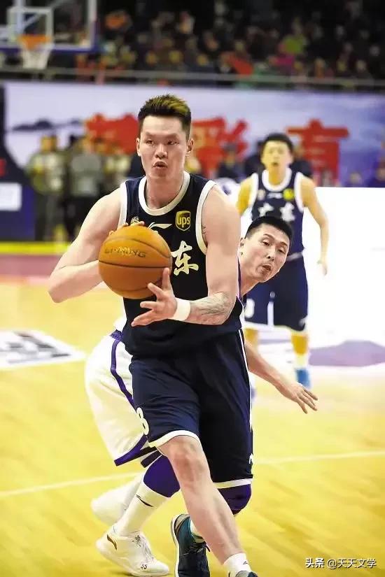 賽場姚明和王治郅身後的男人朱芳雨：年輕時，錯是真的愛也是真的