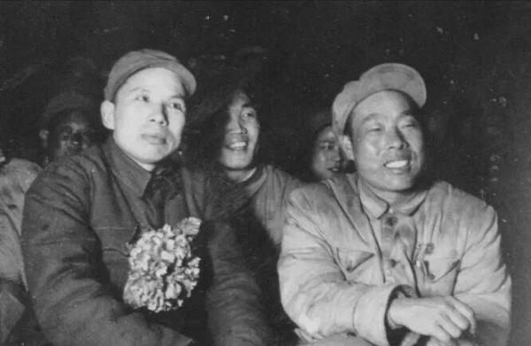 時隔20年,毛主席念念不忘“張瘋子”,授銜儀式上緊緊握住他的手 時隔20年,毛主席念念不忘“張瘋子”,授銜儀式上緊緊握住他的手