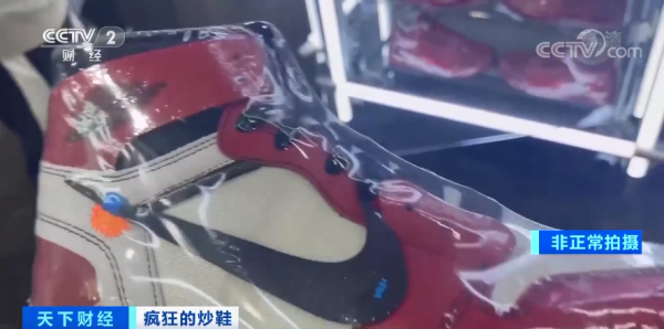 一鞋難求！知名潮牌創始人離世，聯名球鞋價格暴漲！原價一千多元，賣到四五萬元！專家緊急提示