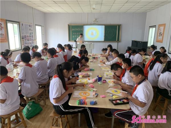 捏麵塑傳非遺，鄉村“復興少年宮”裡別樣過中秋