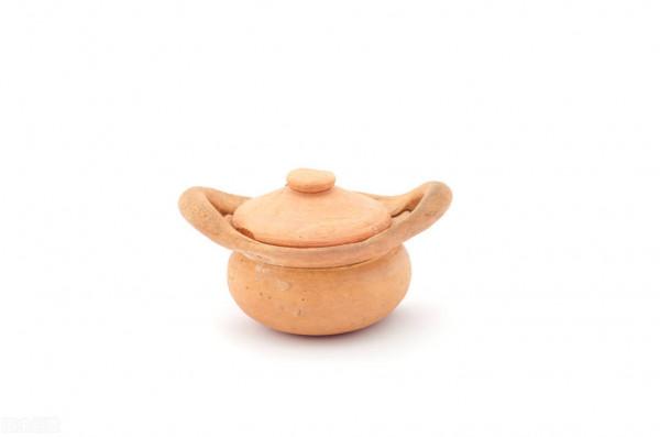 民間故事：野墳被大雨沖塌，砍柴小夥為其收斂，得福報