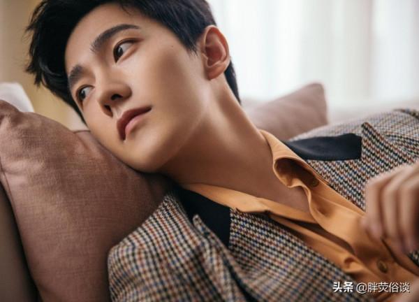 一身休閒西裝配上精緻的五官,楊洋真的很帥氣 一身休閒西裝配上精緻的五官,楊洋真的很帥氣