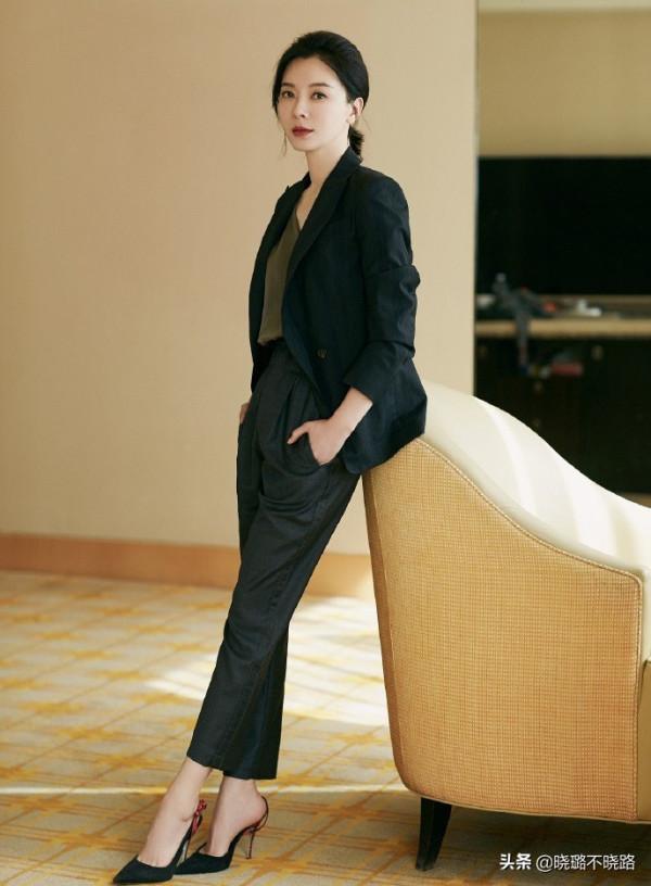 陳數帶火了一種穿法，叫“西裝+煙管褲”，很適合四五十歲的女人