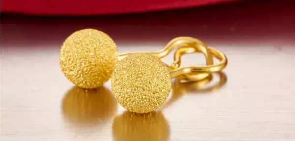 黃金首飾越來越洋氣，磨砂面和亮面有啥區別？內行人說出了門道