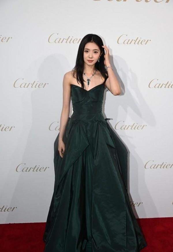 “00後謀女郎”劉浩存不一般，墨綠色禮裙都能穿出純欲風，太驚豔