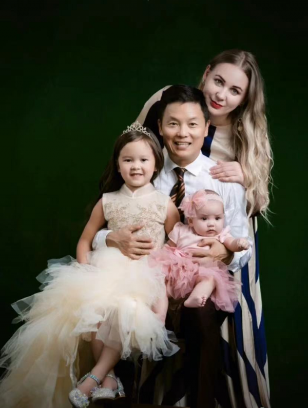 65歲戲骨和洋老婆秀恩愛!稱找不起中國妻否認拿綠卡,三胎剛半歲 65歲戲骨和洋老婆秀恩愛!稱找不起中國妻否認拿綠卡,三胎剛半歲