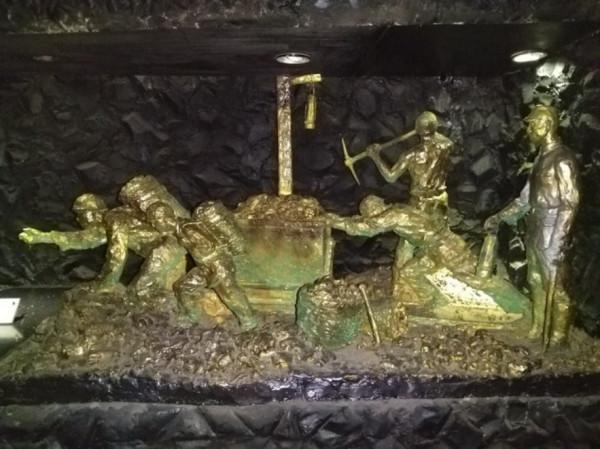 我國第一露天煤礦，煤層厚達55.5米，開採上百年後成如今的模樣