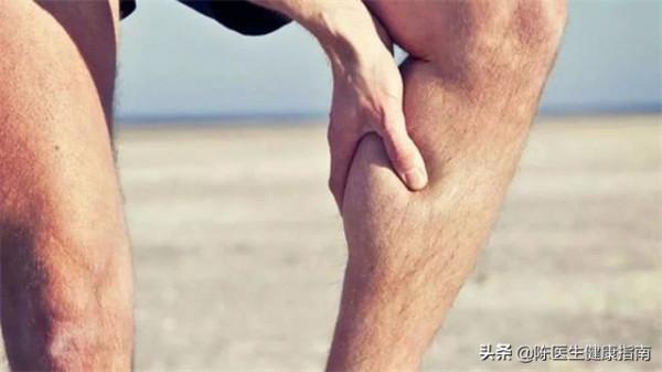 老人腿抽筋真的是因為缺鈣嗎？闢謠：小腿痙攣，警惕2種疾病