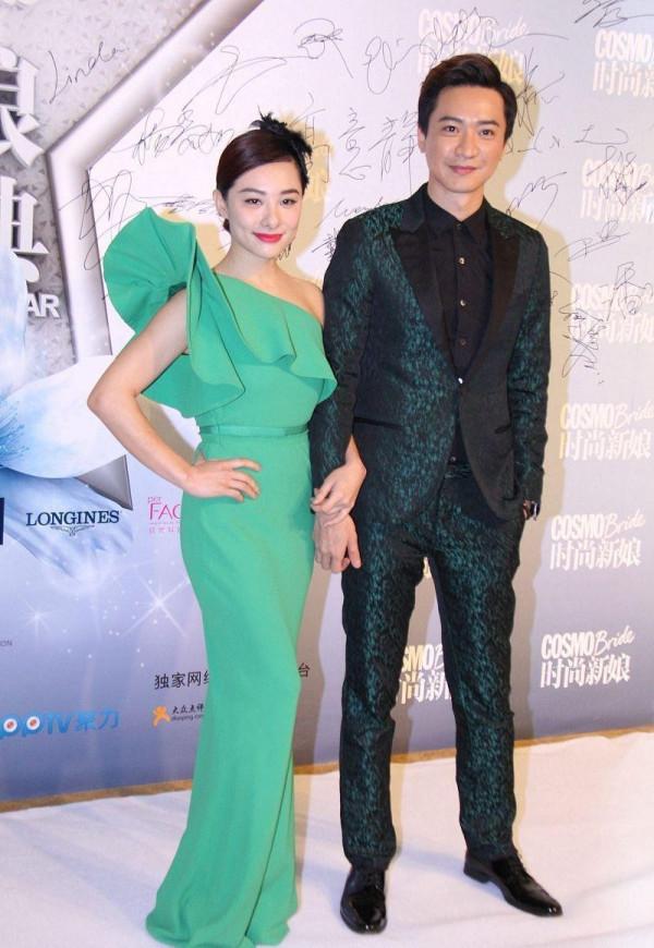 劉璇穿裙子挺美的，拼接裙看著有點緊繃，但蓋不住清純的氣質