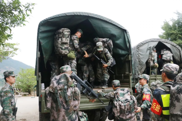 從這裡走向戰場!福建省軍區新兵連組織戰備行動演練 從這裡走向戰場!福建省軍區新兵連組織戰備行動演練