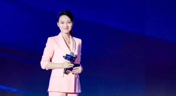 “安徽衛視一姐”周群：大火時與郭德綱傳緋聞，如今自曝月薪3000