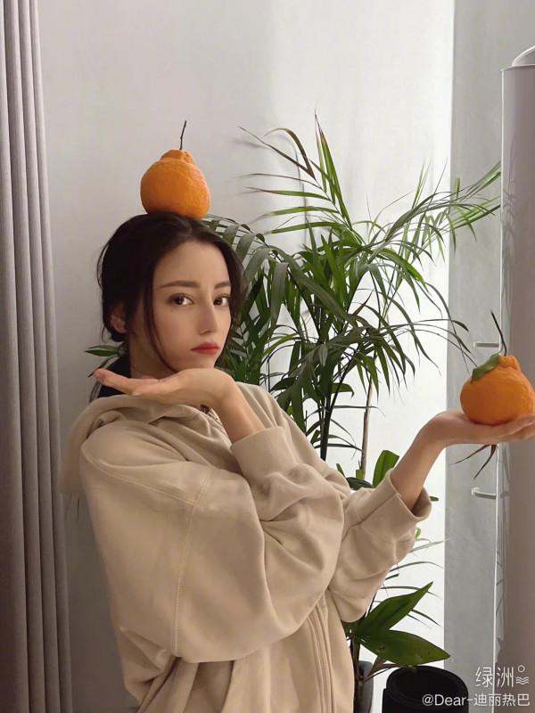 迪麗熱巴最新日常照，可愛俏皮大橘子