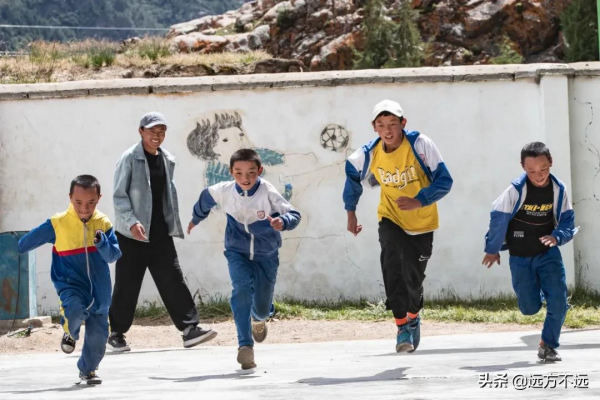 摩旅西藏的路上，我們闖入西藏小學，幹了件麼麼噠的事