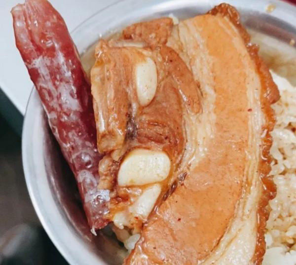 四川小夥在廣西吃糯米飯，加了3片肉和1根烤腸，花34元嫌棄太貴