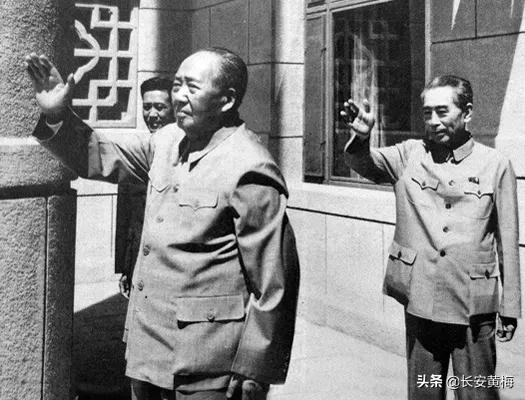 毛主席去看晚會，發現周總理還沒到，就在門口等著他