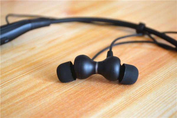 如果你用的是iPhone或者是小米，我就勉強推薦你一款百元耳機吧