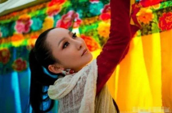 有種“整容”叫薩頂頂卸妝，神婆變女神，網友：你早這樣早就紅了