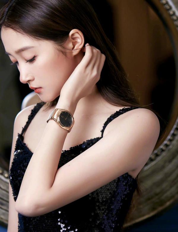 關曉彤今晚徹底美到巔峰！造型開掛又一次驚豔，穿一身黑徹底封神