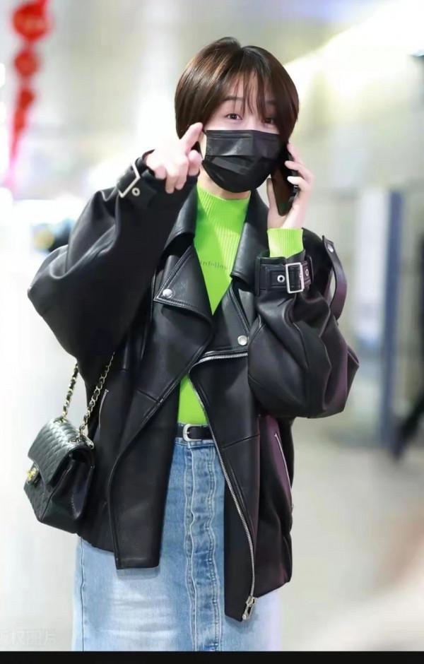 藍盈瑩機車皮衣搭牛仔裙帥帥惹人愛