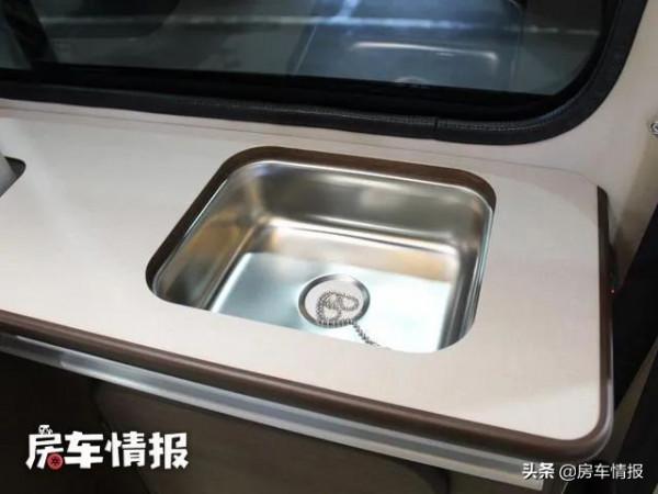 20萬級的豐田房車，長4米自動擋帶四驅，開著辦公還能做飯和午休