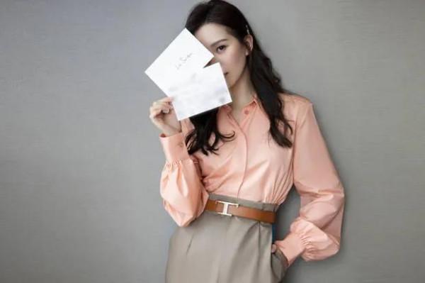 劉詩詩橙色和粉色相間的襯衫和高腰褲，溫文爾雅