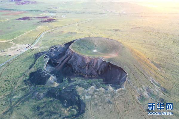 500米高空俯瞰草原火山