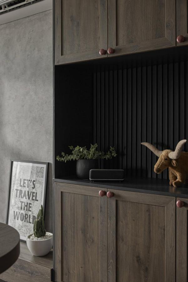 兄弟倆合資買套小公寓,沒有多餘的傢俱,全屋黑紅灰看起來很高階 兄弟倆合資買套小公寓,沒有多餘的傢俱,全屋黑紅灰看起來很高階