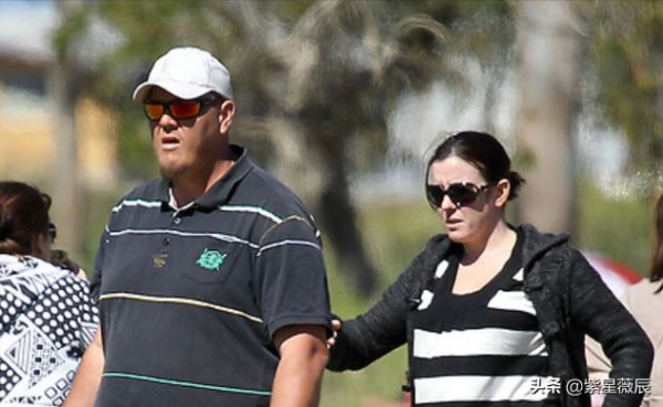 澳洲一14歲女孩在校門口失蹤，5年後突然現身，結局溫馨浪漫