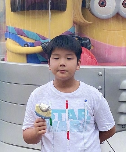 黃聖依帶大公子打卡環球影城，兒子小眼睛像爸爸，母子同框似姐弟