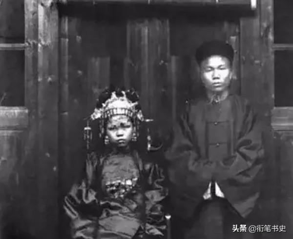 1986年，一位73歲老婦人走進烈士陵園，指著一塊墓碑說：這就是我