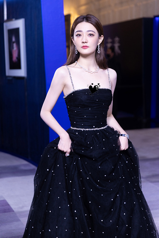 徐璐這小身板真是穿什麼都好看，雖然瘦了點，可穿小黑裙還挺大氣