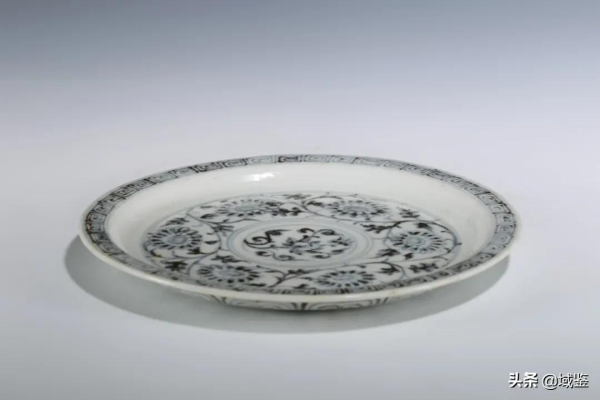 水墨青花——明洪武青花纏枝花卉紋折沿盤 水墨青花——明洪武青花纏枝花卉紋折沿盤