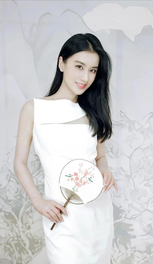 億萬富太黃聖依,面板白皙,知性優雅 億萬富太黃聖依,面板白皙,知性優雅