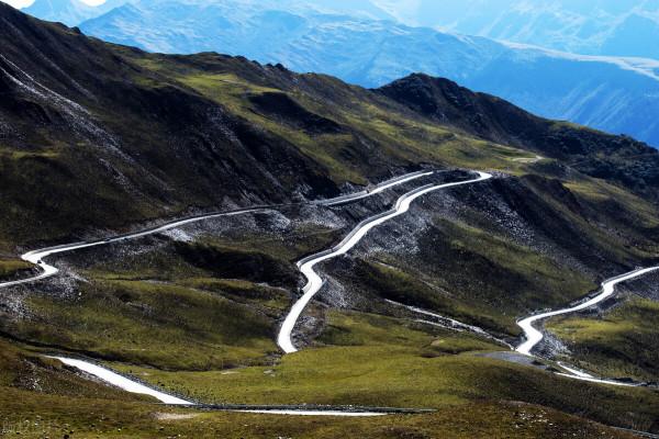 紅軍長征翻越的第一座大雪山是什麼山？在哪兒？