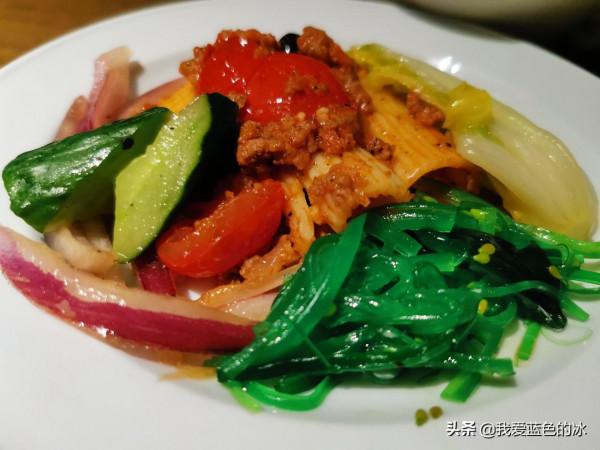 在北京入住的一家酒店的行政酒廊裡，欣賞故宮景色的晚餐