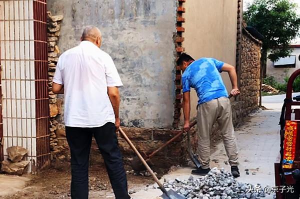 廣西一男子修路不留排水溝,鄰居掄大錘怒砸水泥路:你初一我十五 廣西一男子修路不留排水溝,鄰居掄大錘怒砸水泥路:你初一我十五