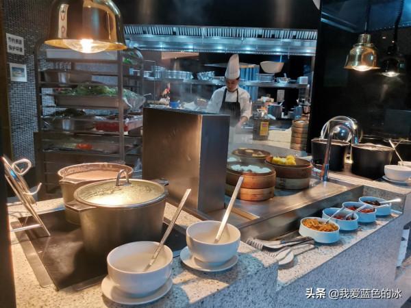 在北京入住第二家酒店自助餐廳裡的早餐